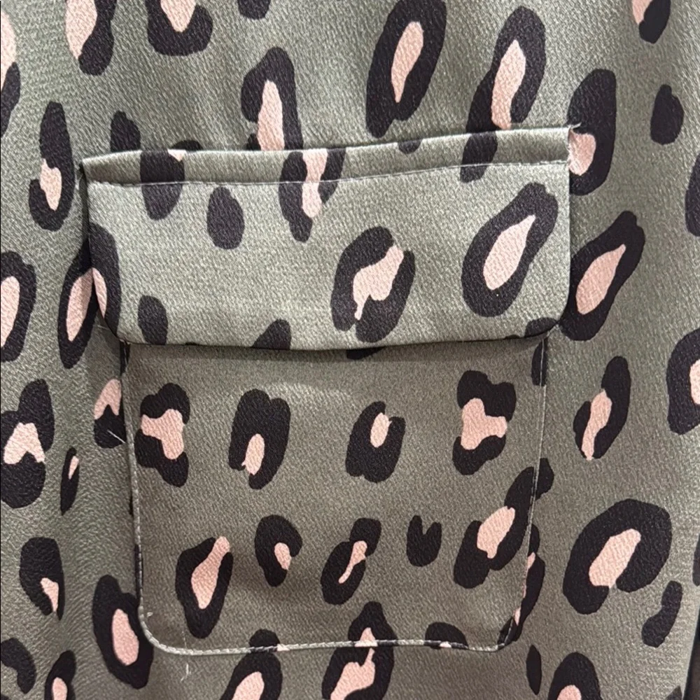 ! EUC Pleione Satin Green Leopard Print Button Front Blouse w Front Flap Pocket! - Picture 3 of 7